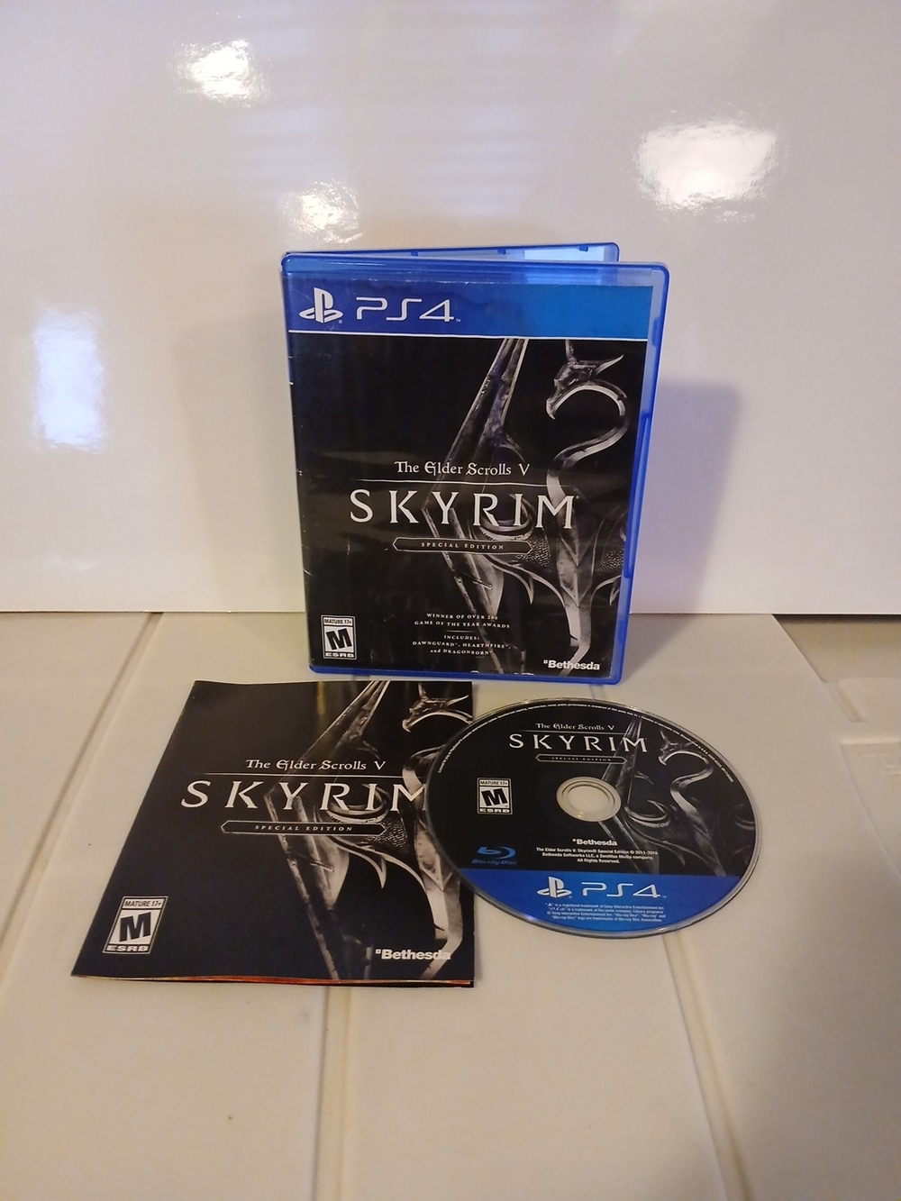 Skyrim Special Edition PS4 Game - Black & Blue Case